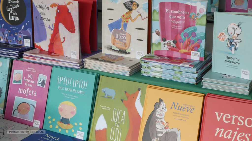 Donamos libros Pintar-Pintar a las niñas y niños de Ribadesella