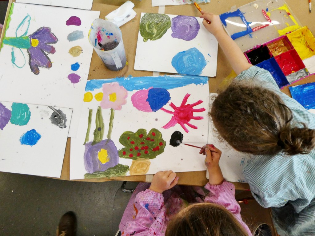 Las actividades de expresión plástica no son manualidades: aprende a diferenciarlas