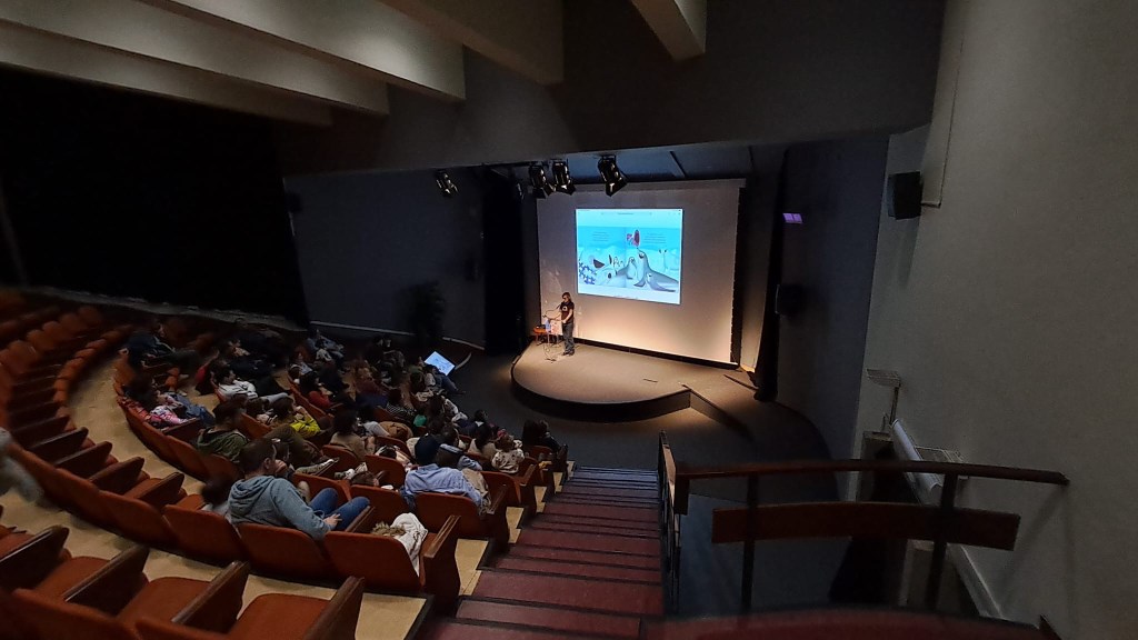 Contando y pintando «El sombrero que voló» en Laboral Ciudad de la Cultura